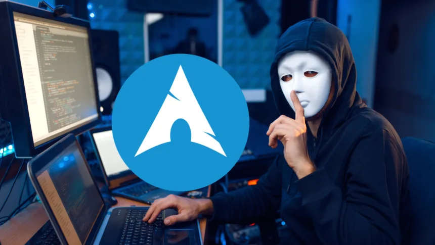 Hacker mascarado em ambiente escuro diante de múltiplos notebooks com código, sugerindo ataque de malware no Arch Linux; logo do Arch Linux em destaque