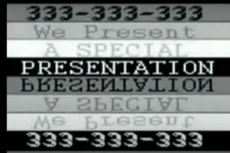 Cartela em tons de cinza exibindo o número “333‑333‑333” na parte superior e inferior, com a frase em inglês “WE PRESENT A SPECIAL PRESENTATION” sobre faixas horizontais; o termo “PRESENTATION” aparece em destaque branco sobre fundo preto — frame capturado da interrupção de 15 segundos na live do News 19 Horas da Record News no YouTube.