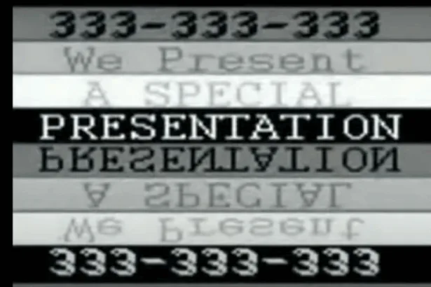 Cartela em tons de cinza exibindo o número “333‑333‑333” na parte superior e inferior, com a frase em inglês “WE PRESENT A SPECIAL PRESENTATION” sobre faixas horizontais; o termo “PRESENTATION” aparece em destaque branco sobre fundo preto — frame capturado da interrupção de 15 segundos na live do News 19 Horas da Record News no YouTube.