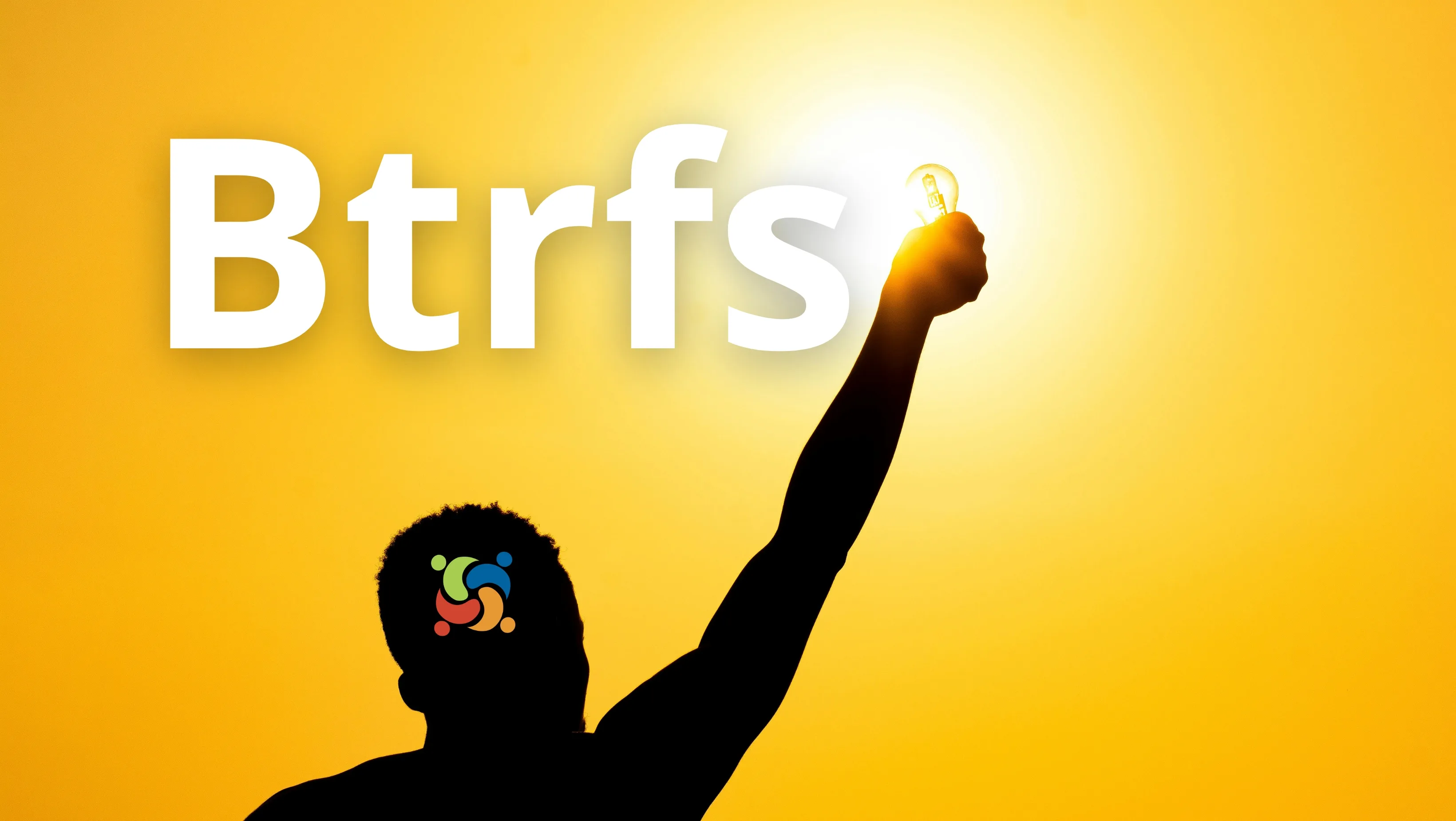 Silhueta segurando uma lâmpada diante do sol com a palavra Btrfs, simbolizando o acidente que criou o Btrfs e a inovação forçada por falhas no Linux.