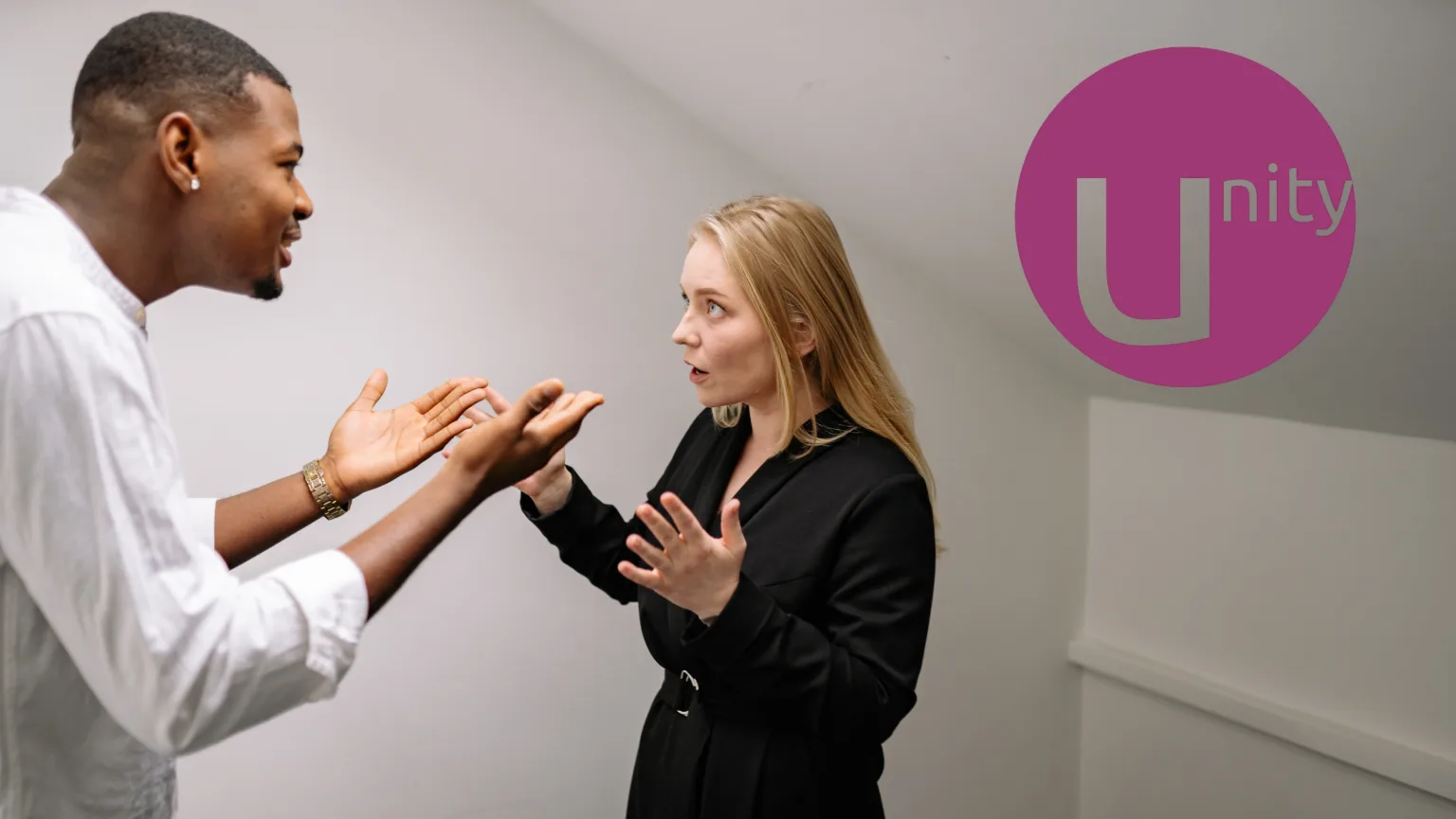 Discussão entre usuários sobre o Ubuntu Unity — simbolizando a divisão da comunidade quando a Canonical abandonou Unity.