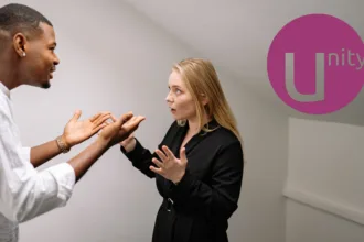 Discussão entre usuários sobre o Ubuntu Unity — simbolizando a divisão da comunidade quando a Canonical abandonou Unity.