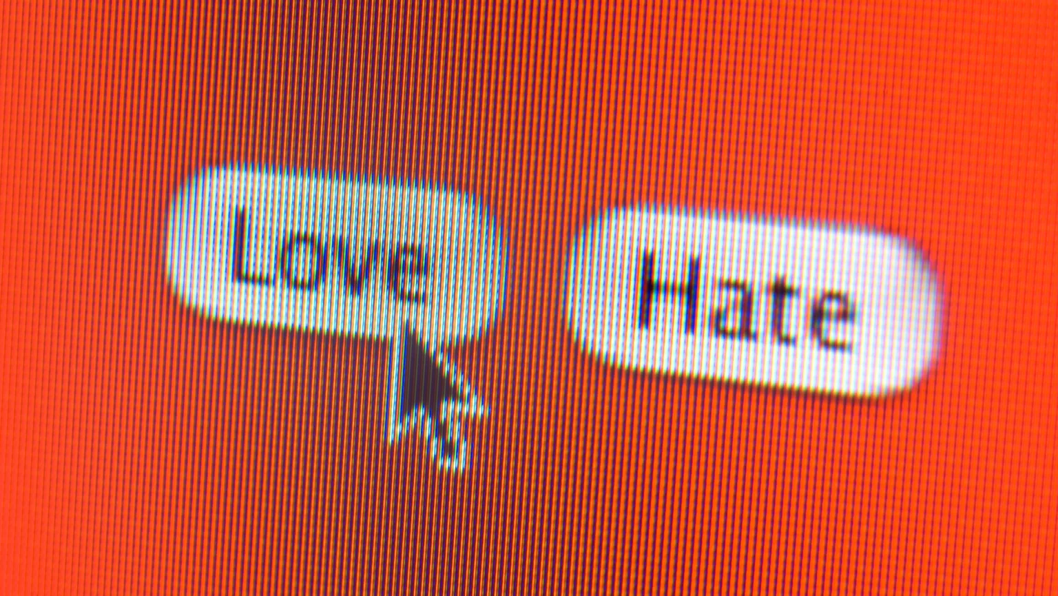 Ilustração das tensões filosóficas entre Red Hat e Debian durante a padronização do Linux nos anos 90