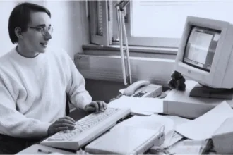 foto histórica de Linus Torvalds em 1991 usando computador 386 enquanto escreve o e‑mail