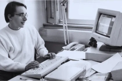 foto histórica de Linus Torvalds em 1991 usando computador 386 enquanto escreve o e‑mail