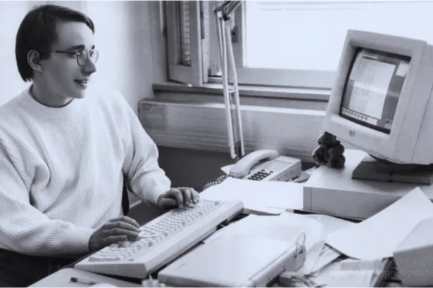 foto histórica de Linus Torvalds em 1991 usando computador 386 enquanto escreve o e‑mail