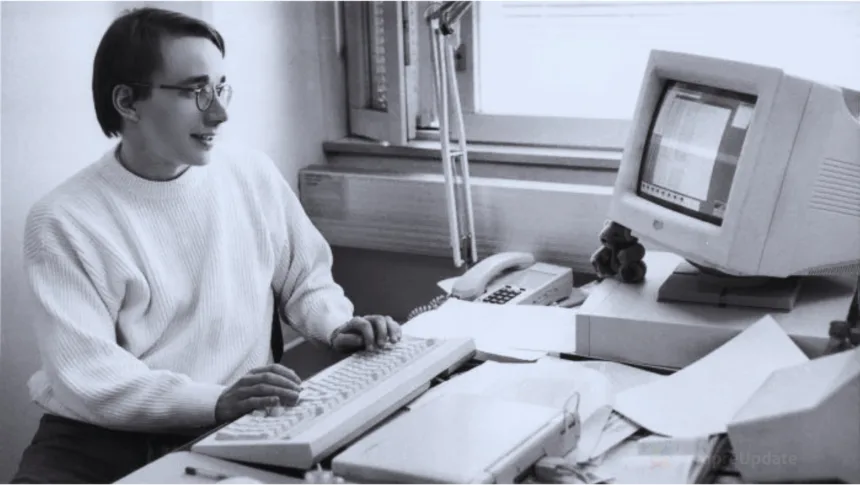 foto histórica de Linus Torvalds em 1991 usando computador 386 enquanto escreve o e‑mail