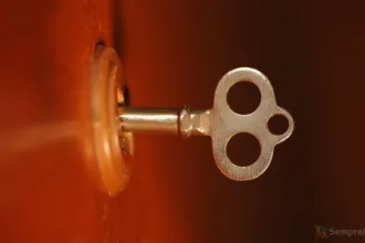 Chave inserida em fechadura representando os códigos secretos Linux exigidos por firmwares proprietários