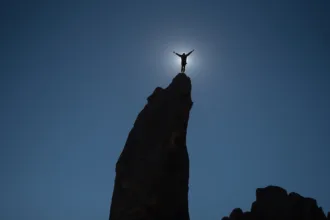 Imagem metafórica representando como o Linux sobreviveu e prosperou apesar das estratégias Microsoft contra Linux.