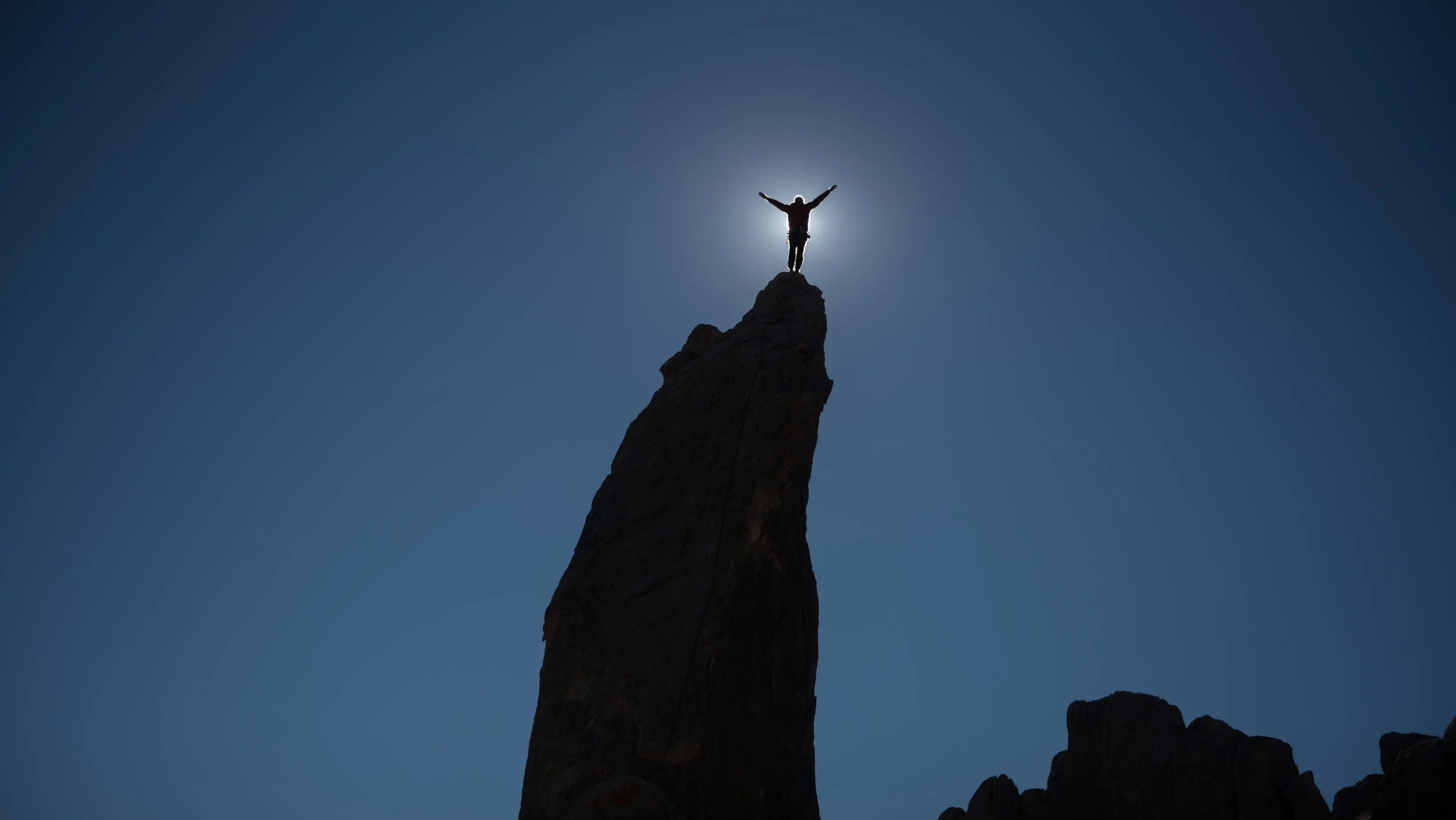 Imagem metafórica representando como o Linux sobreviveu e prosperou apesar das estratégias Microsoft contra Linux.