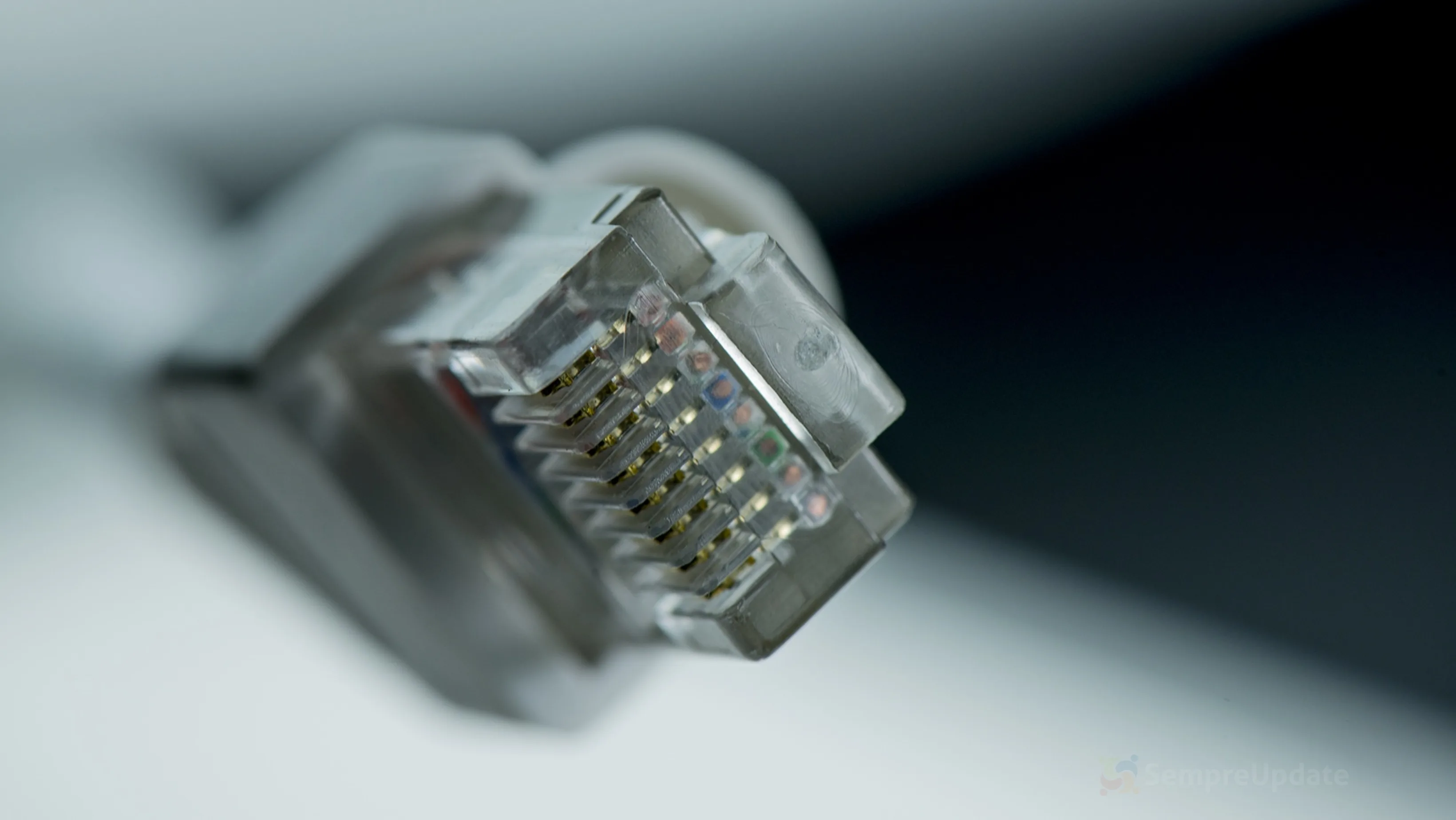Conector de rede Ethernet de alta velocidade representando o novo driver Broadcom BNGE com suporte a até 800 Gbps no Kernel Linux