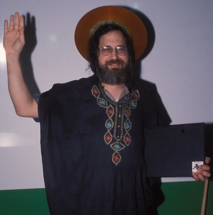 Figura satírica de Richard Stallman com túnica e disco rígido como auréola