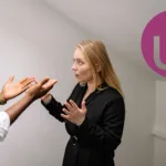 Discussão entre usuários sobre o Ubuntu Unity — simbolizando a divisão da comunidade quando a Canonical abandonou Unity.