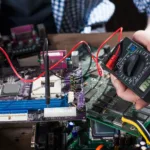 Arquitetura do Linux mostrando drivers, Kernel e interfaces de hardware