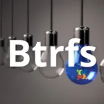 Sequência de lâmpadas com destaque para uma azul com logotipo, representando o impacto do acidente que criou o Btrfs no ecossistema Linux e na inovação em sistemas de arquivos.