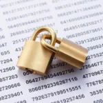 Análise de vulnerabilidades Kernel Linux representada por cadeados sobre código numérico