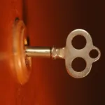 Chave inserida em fechadura representando os códigos secretos Linux exigidos por firmwares proprietários