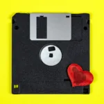 Disquete com símbolo do Linux representando o kernel em disquete