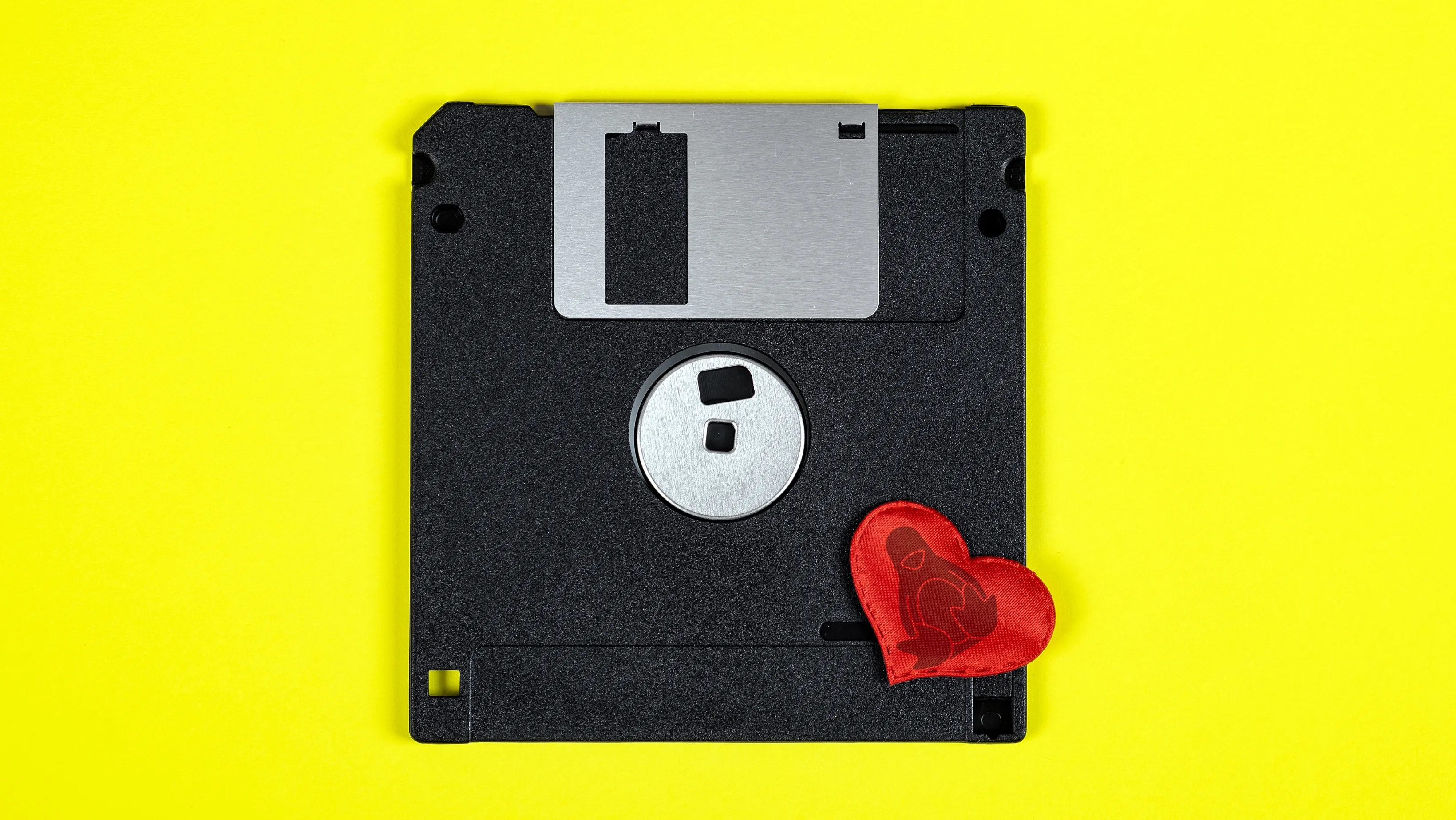 Disquete com símbolo do Linux representando o kernel em disquete