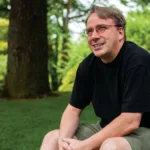 História visual da transformação do nome Freax em Linux no projeto de Linus Torvalds