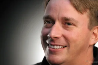Retrato de Linus Torvalds sorrindo, com o logo do SempreUpdate.