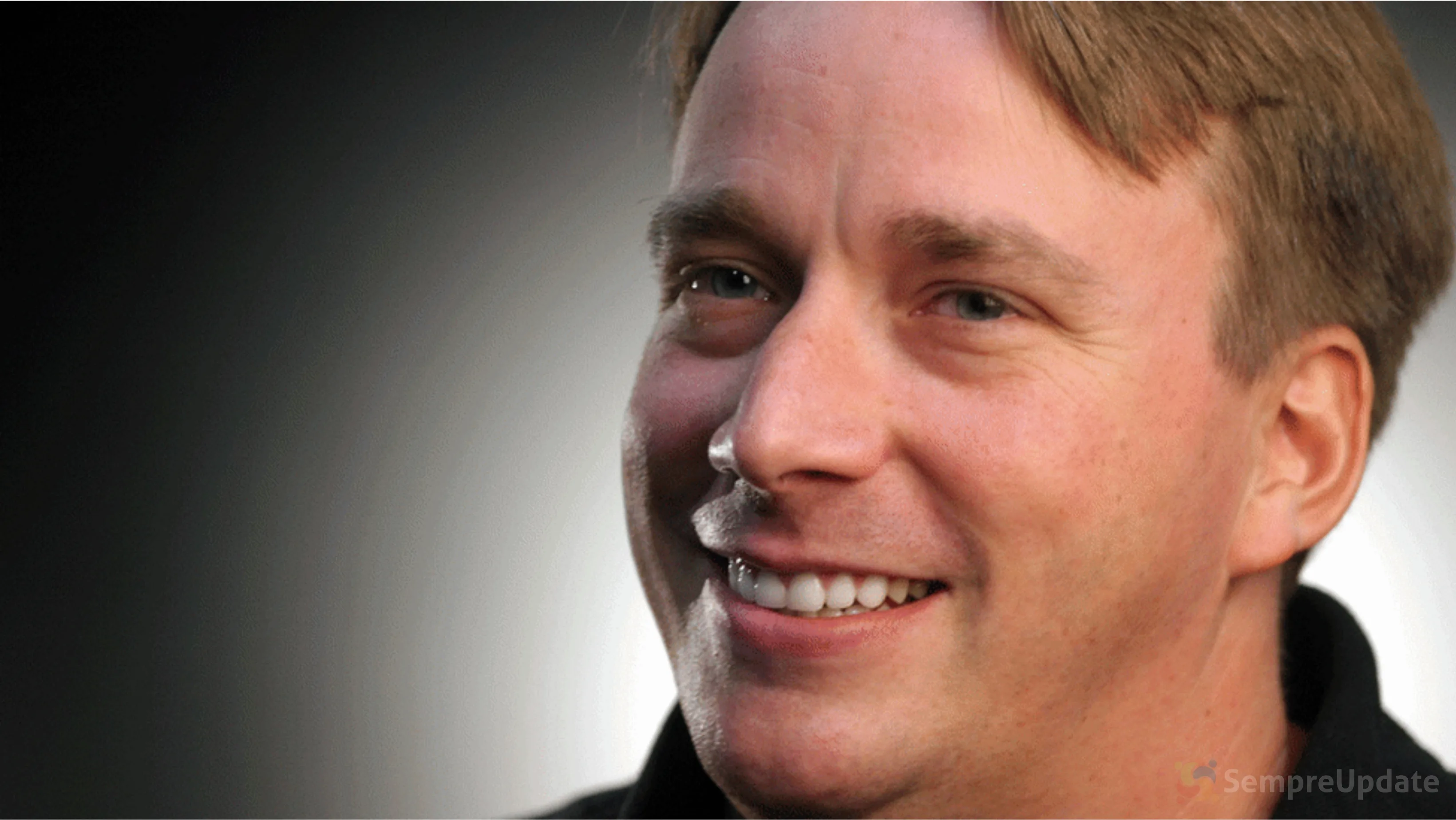 Retrato de Linus Torvalds sorrindo, com o logo do SempreUpdate.