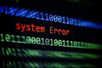 Tela de Kernel Panic Linux exibindo call trace e not syncing em ambiente real de produção