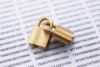 Análise de vulnerabilidades Kernel Linux representada por cadeados sobre código numérico