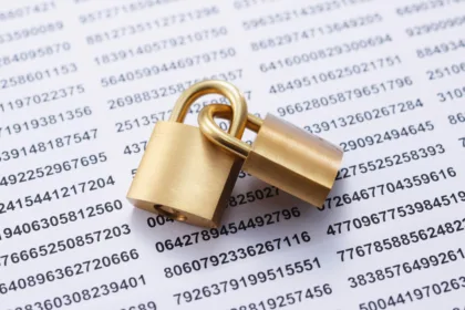 Análise de vulnerabilidades Kernel Linux representada por cadeados sobre código numérico