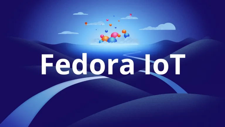 Ilustração em tons de azul com colinas onduladas, estrada sinuosa e balões coloridos no céu, exibindo o texto “Fedora IoT” em primeiro plano.