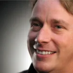 Retrato de Linus Torvalds sorrindo, com o logo do SempreUpdate.