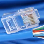 Cabo de rede Ethernet azul com fios expostos ilustrando o avanço do Kernel Linux com o driver Broadcom BNGE para velocidades de até 800 Gbps