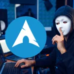 Hacker mascarado em ambiente escuro diante de múltiplos notebooks com código, sugerindo ataque de malware no Arch Linux; logo do Arch Linux em destaque