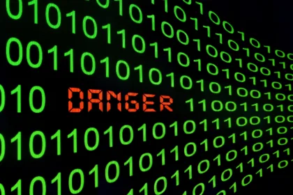 Sequência de zeros e uns em verde com a palavra ‘DANGER’ em vermelho no centro, ilustrando o botão de autodestruição Linux e o risco de comandos maliciosos.