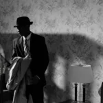 Agente secreto ao estilo noir com sombra e Tux, representando o modo espião Linux agindo discretamente