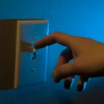 Ação simbólica de desligar ou hibernar Linux representada por um interruptor de luz sendo acionado