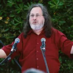 O guru do software livre Richard Stallman durante uma palestra com microfones