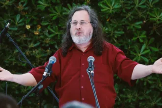 O guru do software livre Richard Stallman durante uma palestra com microfones