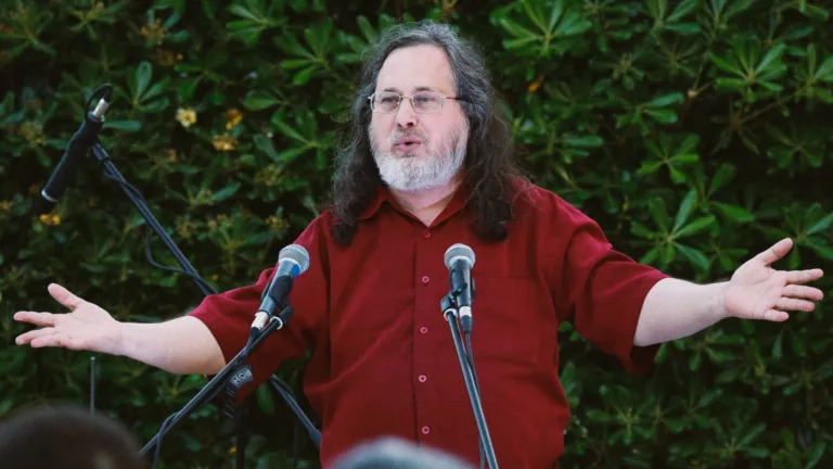 O guru do software livre Richard Stallman durante uma palestra com microfones