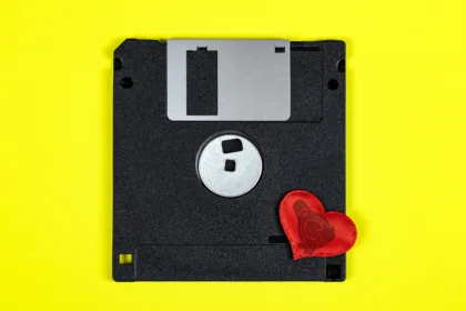 Disquete com símbolo do Linux representando o kernel em disquete