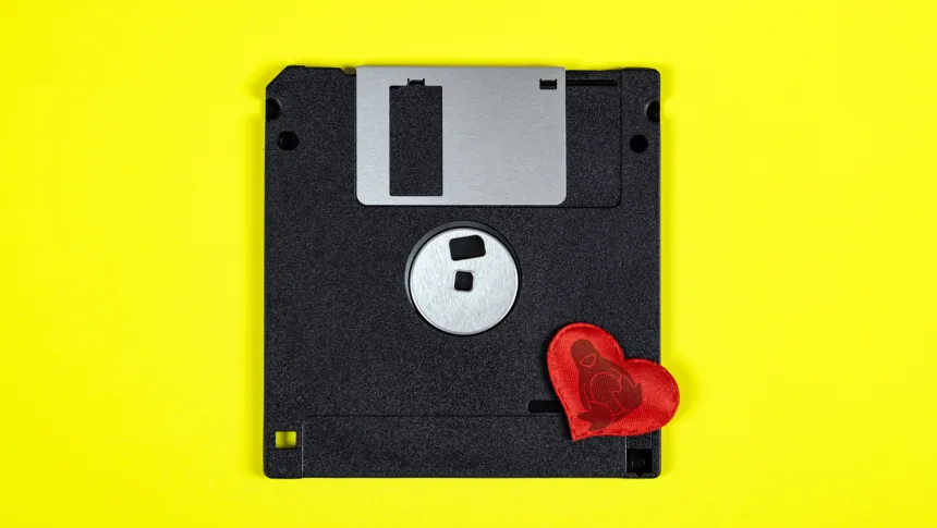 Disquete com símbolo do Linux representando o kernel em disquete