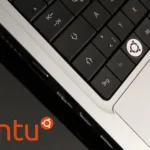 Close-up de notebook com tecla dedicada ao Ubuntu e logo “Ubuntu” na tela, ilustrando o novo TPM/FDE no Ubuntu 25.10.