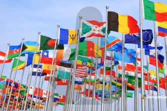 Diversas bandeiras de países com a silhueta do mascote Linux ao fundo, representando as restrições Linux internacional e batalhas legais Linux ao redor do mundo.