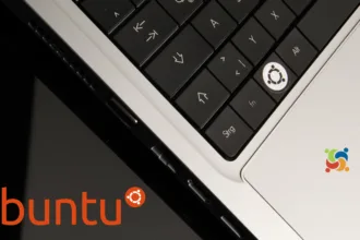Close-up de notebook com tecla dedicada ao Ubuntu e logo “Ubuntu” na tela, ilustrando o novo TPM/FDE no Ubuntu 25.10.