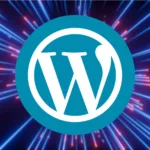 Logo do WordPress em destaque com fundo de feixes de luz, simbolizando o avanço tecnológico e o novo ciclo de lançamentos do WordPress 2025