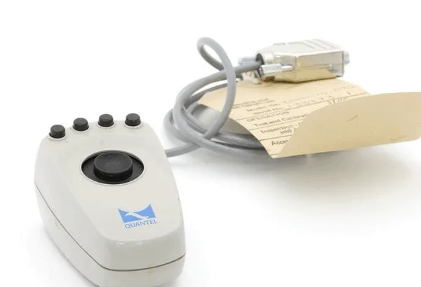 Fatos bizarros e esquecidos na história da invenção do mouse: do quase controle de videogame ao padrão universal 7 Protótipo do mouse em 2000 - Quantel - Foto: Richards, Mark