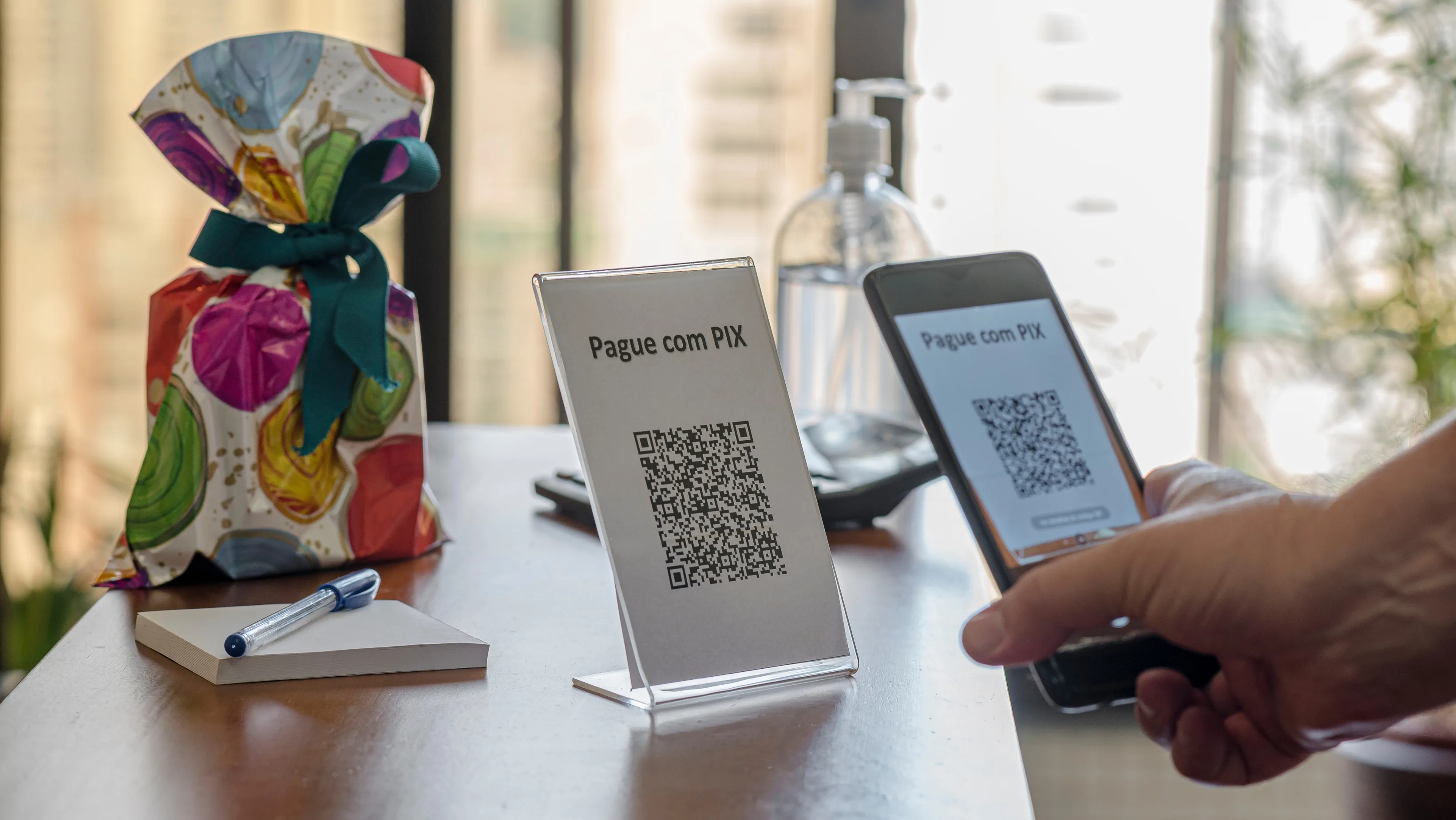 Tecnologia open source no PIX demonstrada em diagrama de transações instantâneas