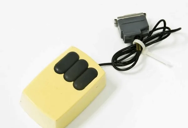 Fatos bizarros e esquecidos na história da invenção do mouse: do quase controle de videogame ao padrão universal 6 Protótipo do mouse em 1972 - Xerox PARC - Foto: Richards, Mark