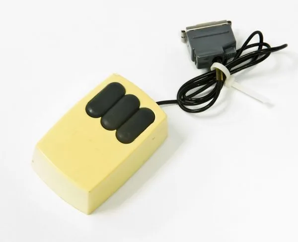 Protótipo do mouse em 1972 - Xerox PARC - Foto: Richards, Mark