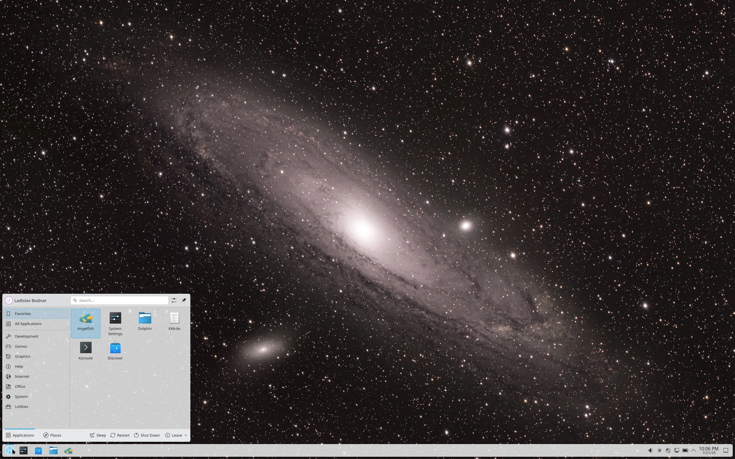 Captura de tela do HeliumOS 10 exibindo o ambiente KDE Plasma com painel inferior e menu de aplicativos aberto sobre papel de parede da galáxia Andrômeda.